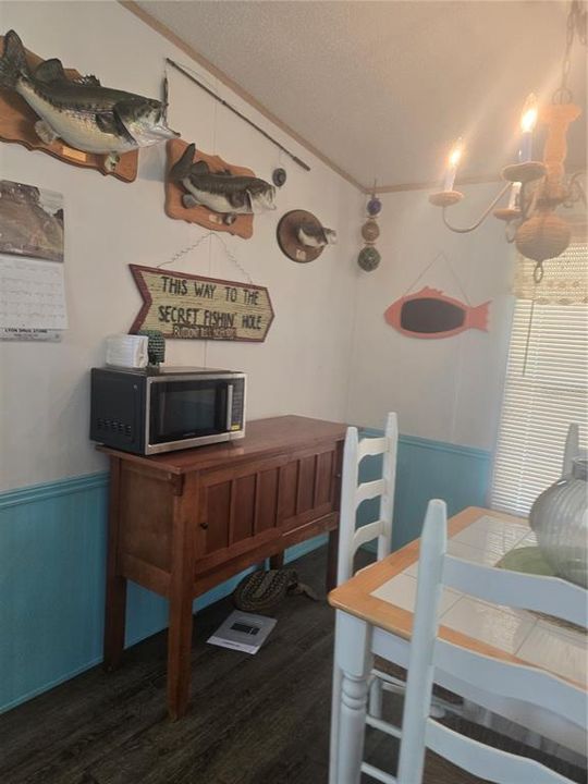 For Sale: $199,999 (2 beds, 2 baths, 896 Square Feet)