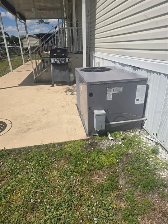 For Sale: $199,999 (2 beds, 2 baths, 896 Square Feet)