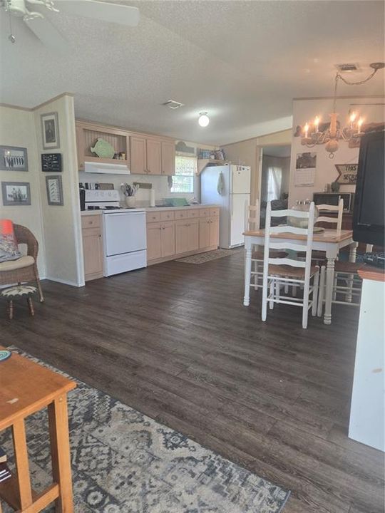 For Sale: $199,999 (2 beds, 2 baths, 896 Square Feet)