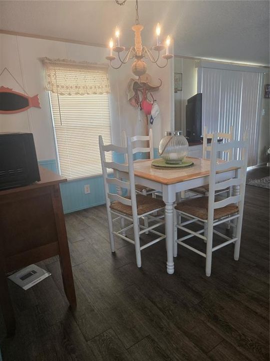 For Sale: $199,999 (2 beds, 2 baths, 896 Square Feet)