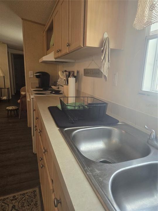 For Sale: $199,999 (2 beds, 2 baths, 896 Square Feet)