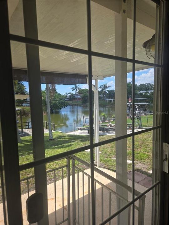 For Sale: $199,999 (2 beds, 2 baths, 896 Square Feet)