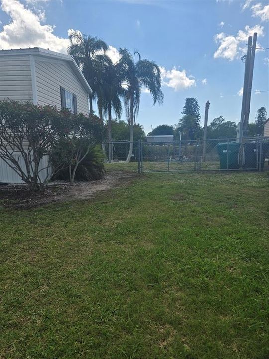 For Sale: $199,999 (2 beds, 2 baths, 896 Square Feet)