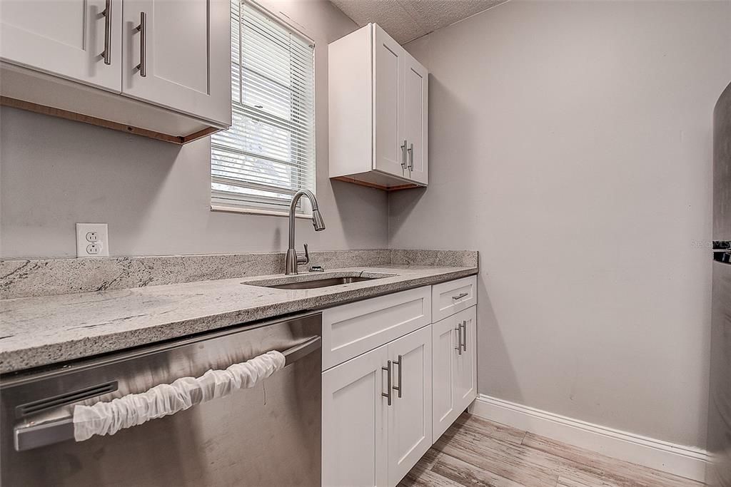 待售: $170,000 (1 贝兹, 1 浴室, 590 平方英尺)