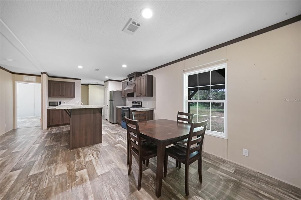 На продажу: $367,850 (3 спален, 2 ванн, 1344 Квадратных фут)