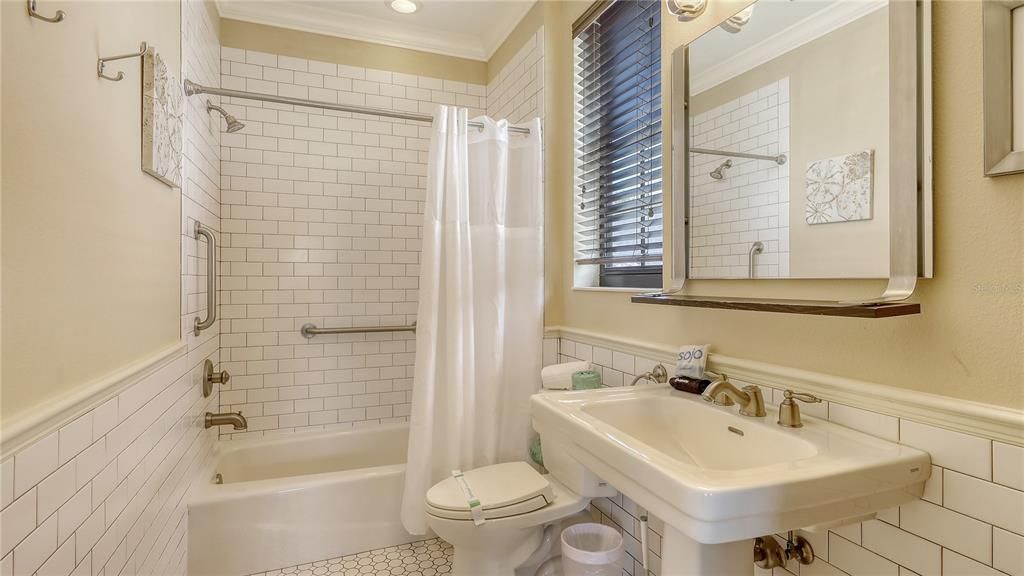 Active With Contract: $3,100,000 (4 beds, 4 baths, 4008 Square Feet)