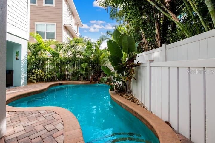 En Renta: $8,000 (3 camas, 3 baños, 2048 Pies cuadrados)