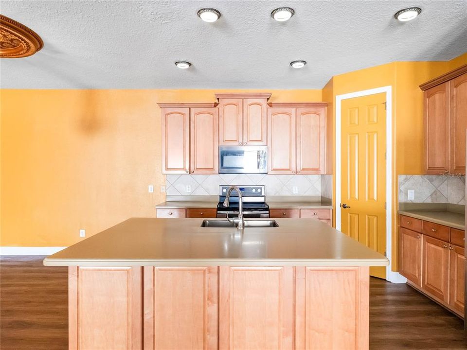 На продажу: $669,000 (6 спален, 4 ванн, 4476 Квадратных фут)