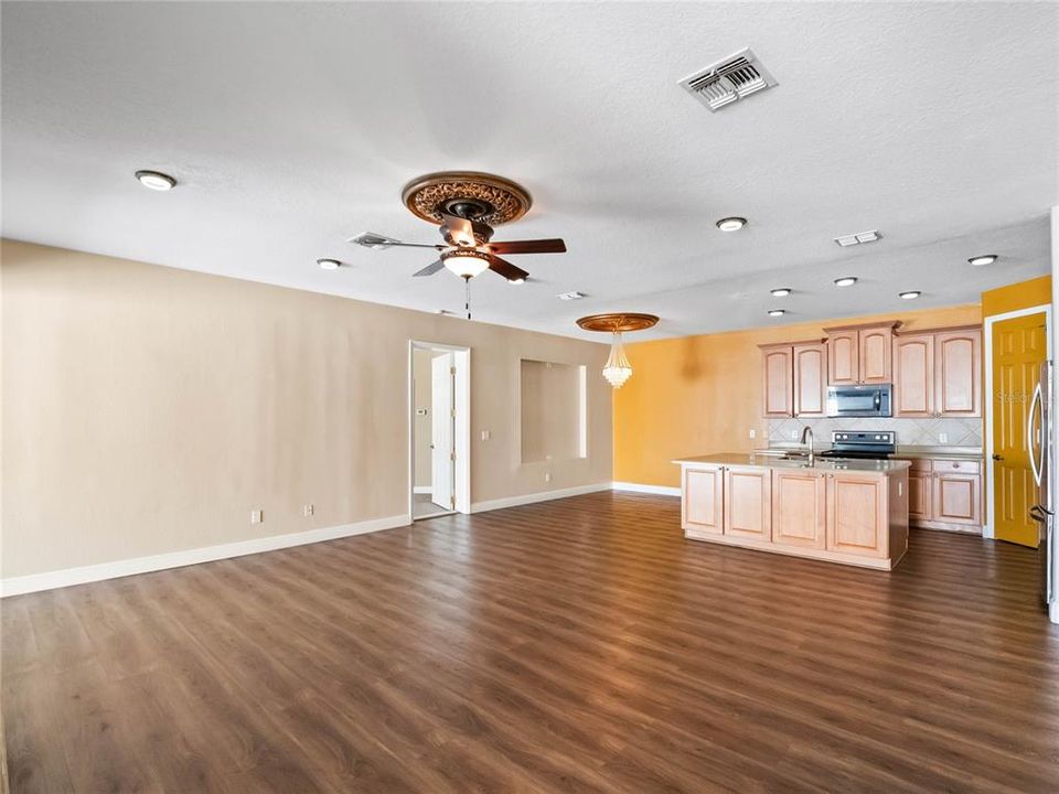 На продажу: $669,000 (6 спален, 4 ванн, 4476 Квадратных фут)