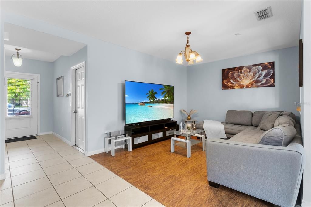 合同活跃: $290,000 (3 贝兹, 2 浴室, 1824 平方英尺)