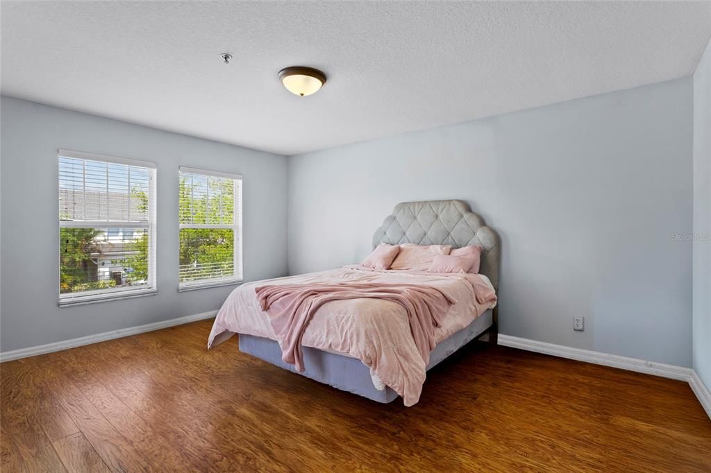 合同活跃: $290,000 (3 贝兹, 2 浴室, 1824 平方英尺)