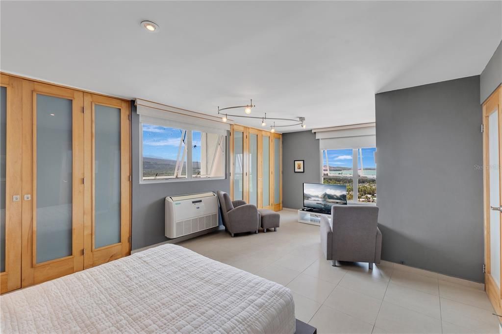 Active With Contract: $560,000 (2 beds, 2 baths, 1235 Square Feet)