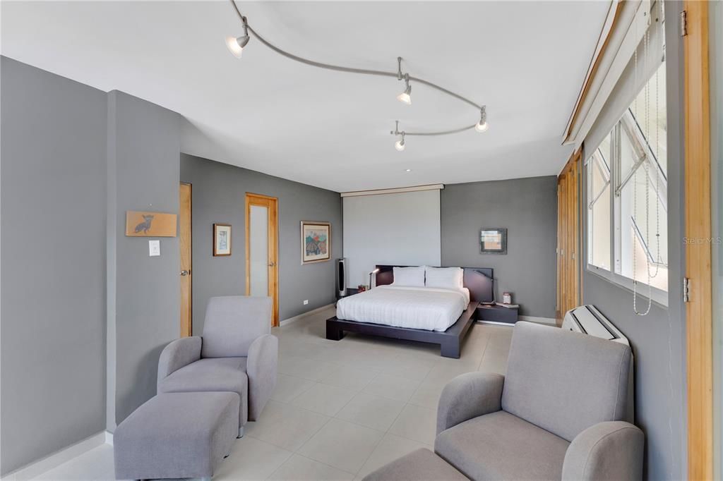 Active With Contract: $560,000 (2 beds, 2 baths, 1235 Square Feet)