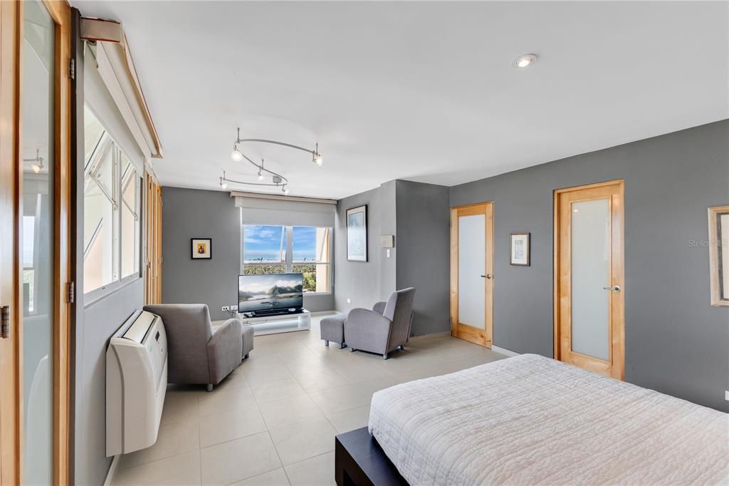 Active With Contract: $560,000 (2 beds, 2 baths, 1235 Square Feet)