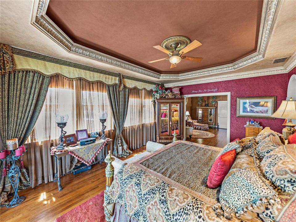 For Sale: $1,290,000 (5 beds, 5 baths, 5656 Square Feet)