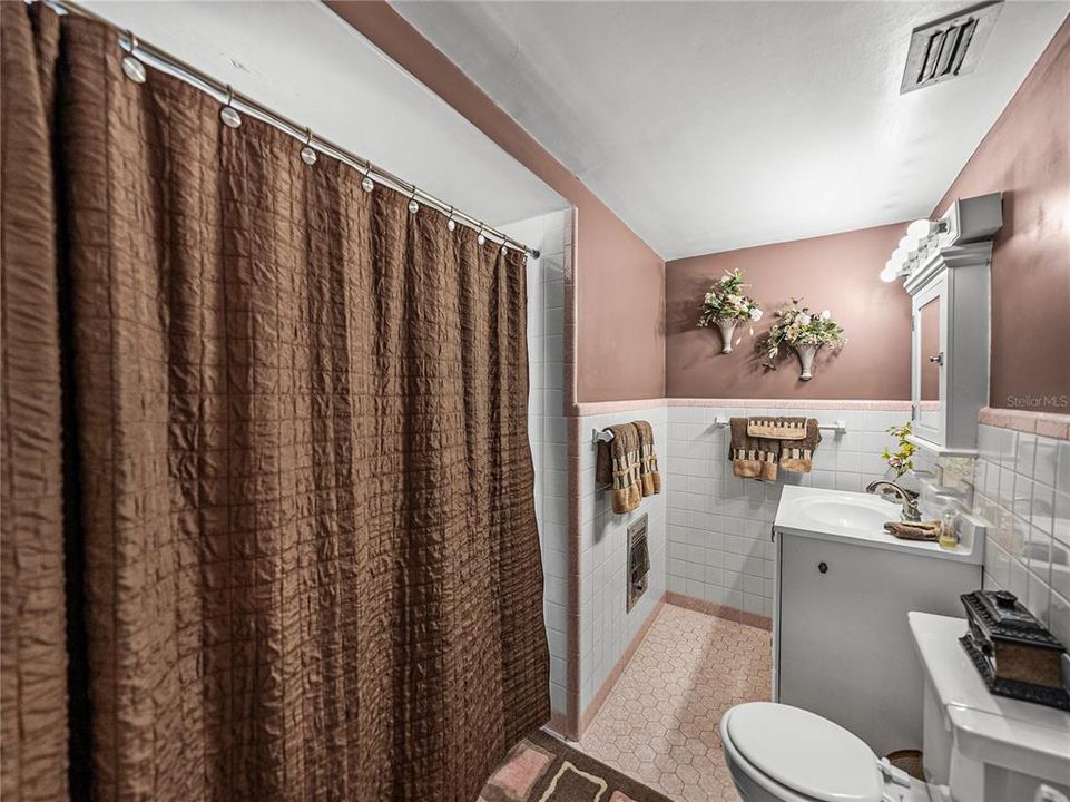 For Sale: $1,290,000 (5 beds, 5 baths, 5656 Square Feet)