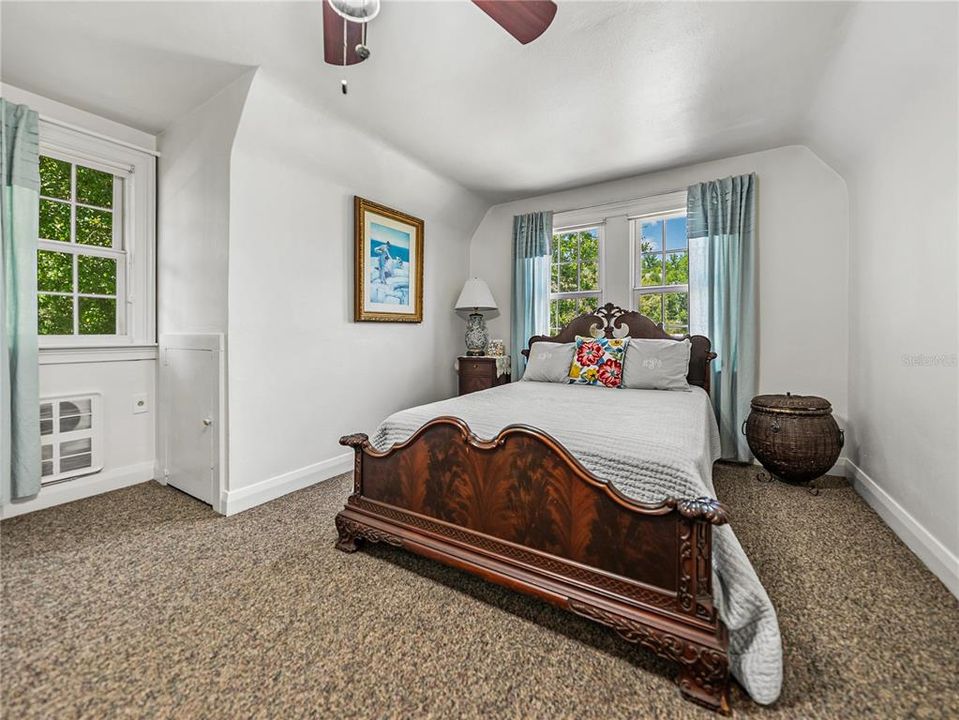 For Sale: $1,290,000 (5 beds, 5 baths, 5656 Square Feet)