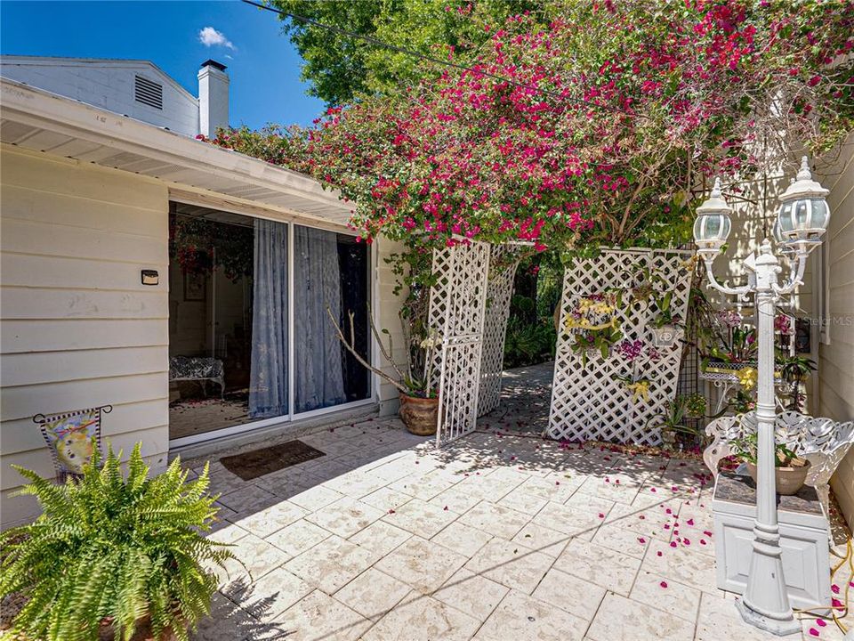 For Sale: $1,290,000 (5 beds, 5 baths, 5656 Square Feet)