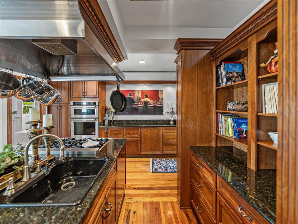 For Sale: $1,290,000 (5 beds, 5 baths, 5656 Square Feet)