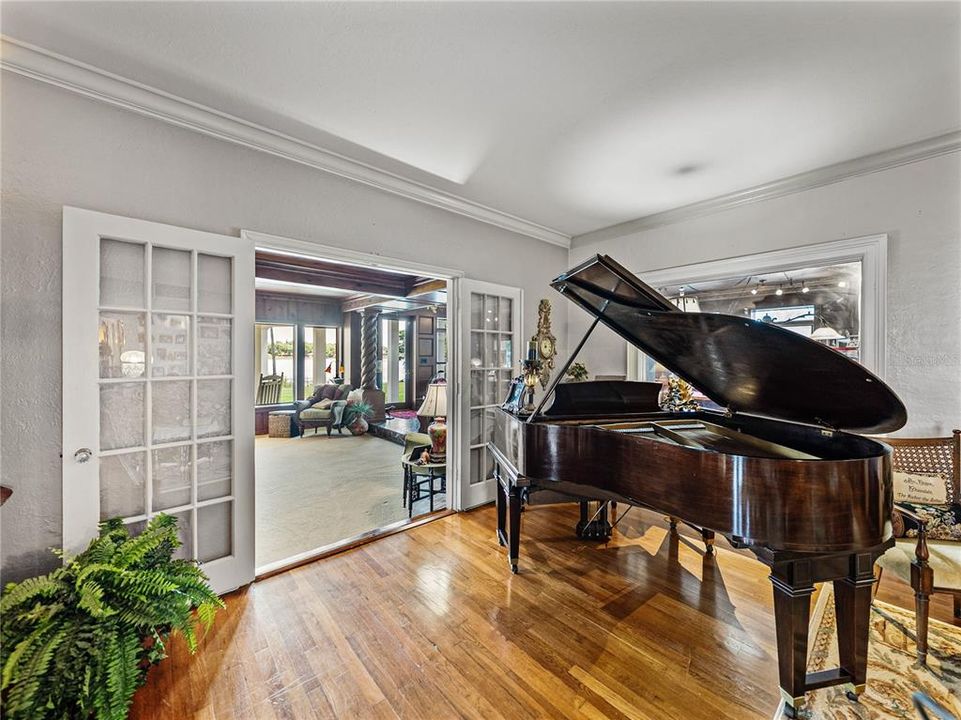 For Sale: $1,290,000 (5 beds, 5 baths, 5656 Square Feet)