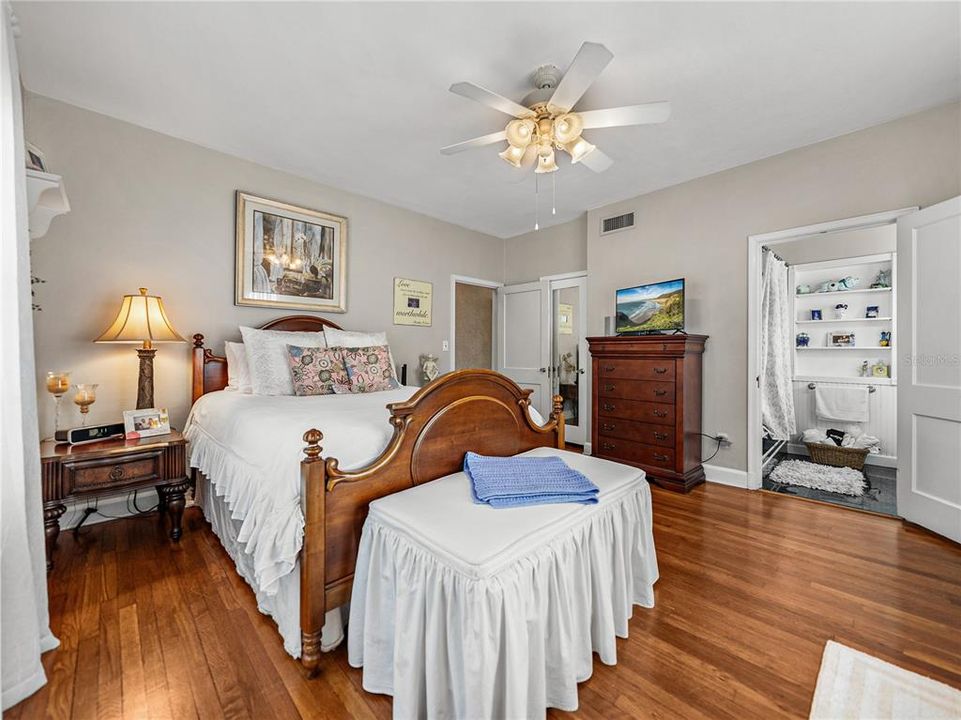 For Sale: $1,290,000 (5 beds, 5 baths, 5656 Square Feet)