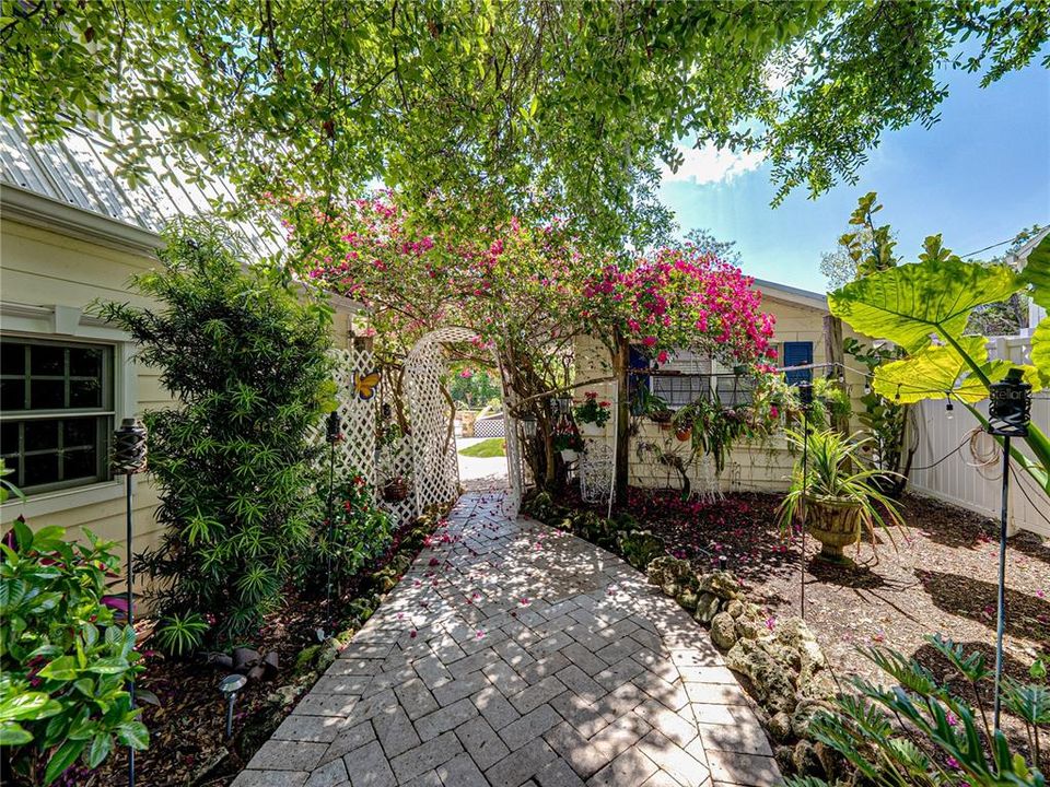 For Sale: $1,290,000 (5 beds, 5 baths, 5656 Square Feet)