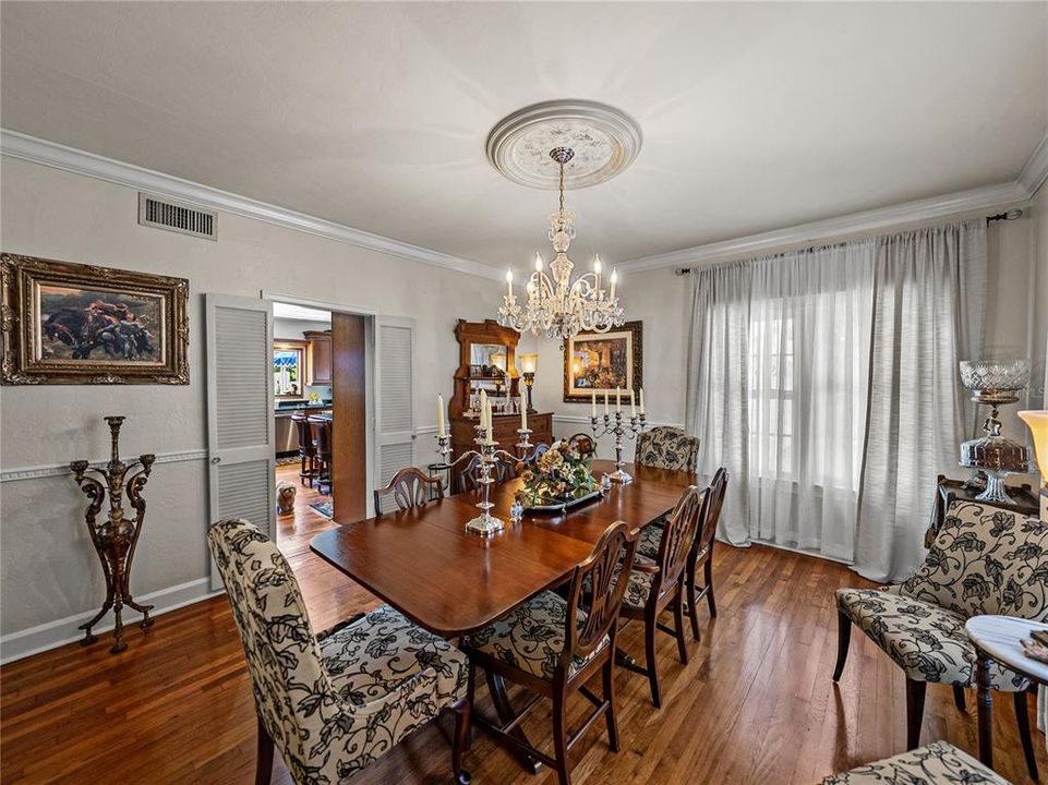 For Sale: $1,290,000 (5 beds, 5 baths, 5656 Square Feet)