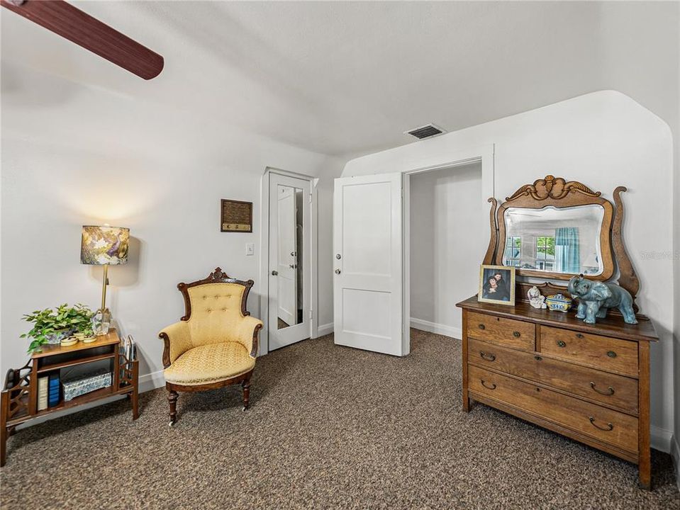 For Sale: $1,290,000 (5 beds, 5 baths, 5656 Square Feet)