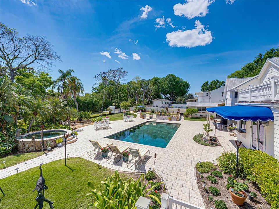 For Sale: $1,290,000 (5 beds, 5 baths, 5656 Square Feet)