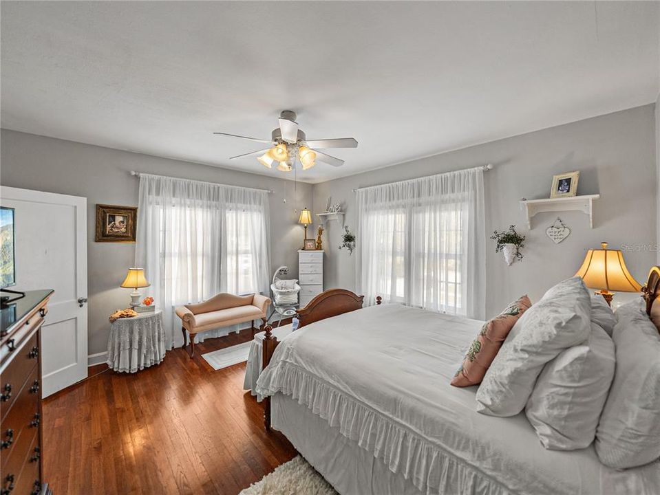 For Sale: $1,290,000 (5 beds, 5 baths, 5656 Square Feet)