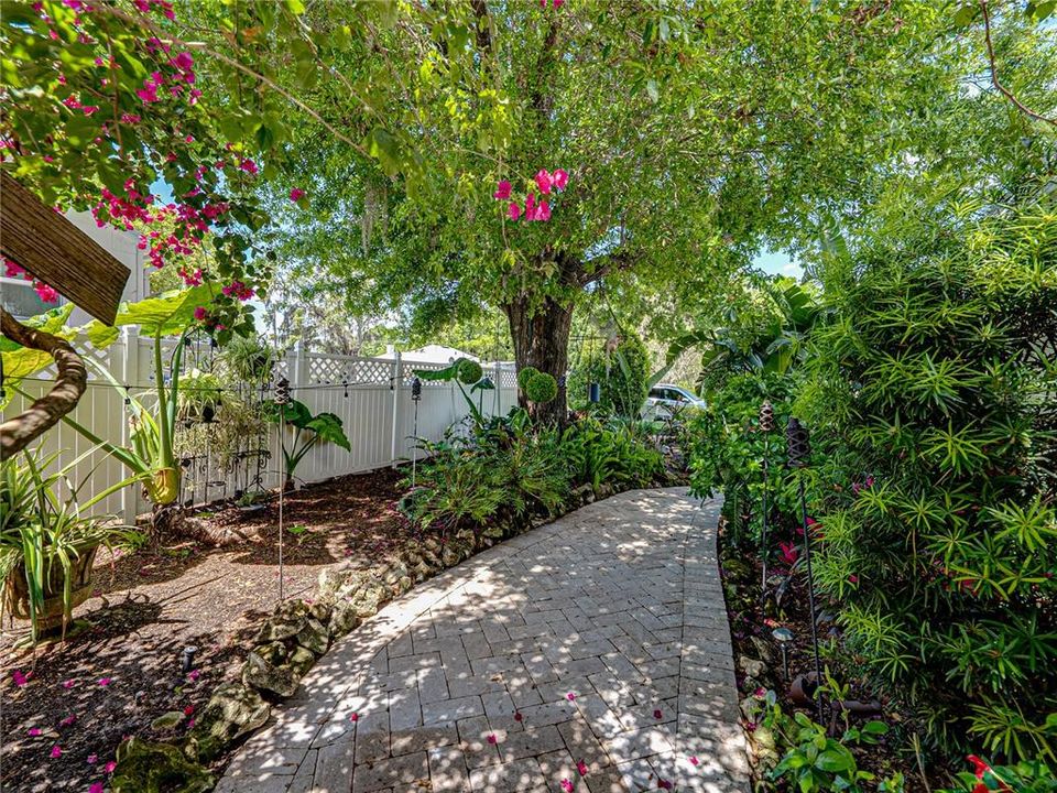 For Sale: $1,290,000 (5 beds, 5 baths, 5656 Square Feet)