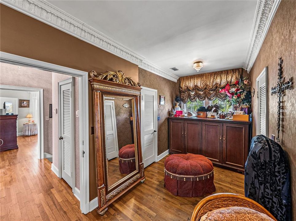 For Sale: $1,290,000 (5 beds, 5 baths, 5656 Square Feet)