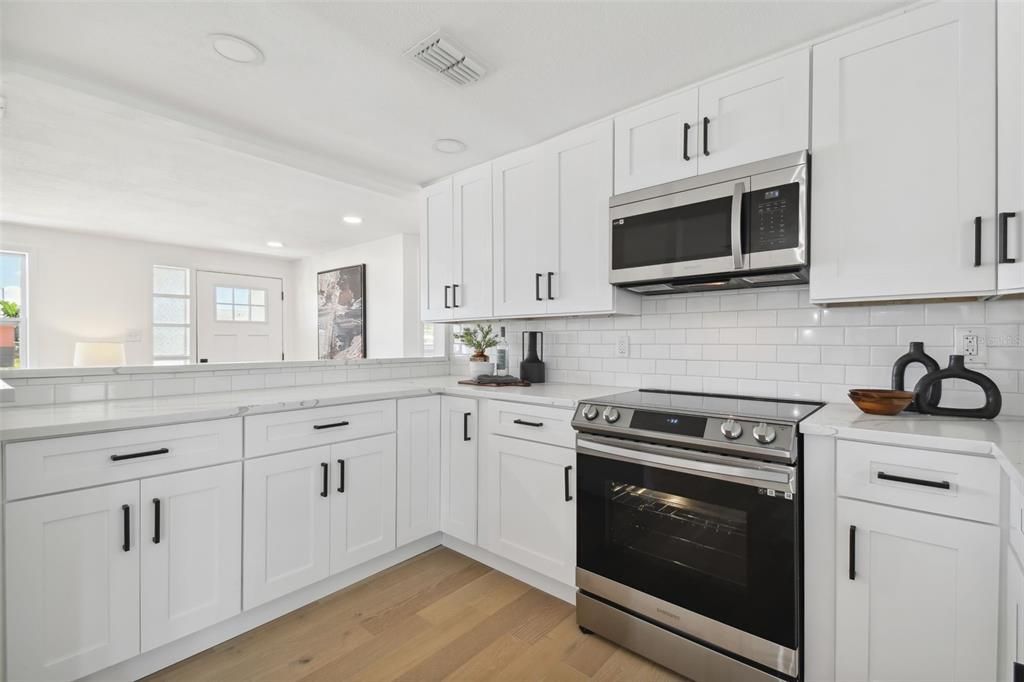 For Sale: $289,000 (2 beds, 1 baths, 1014 Square Feet)