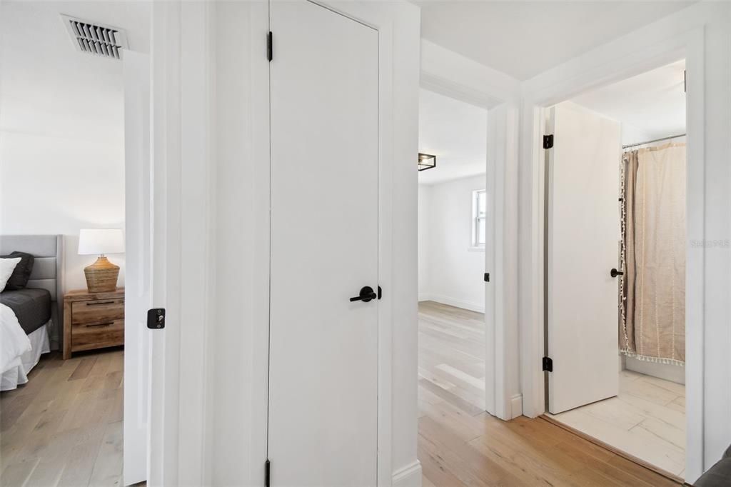 For Sale: $289,000 (2 beds, 1 baths, 1014 Square Feet)