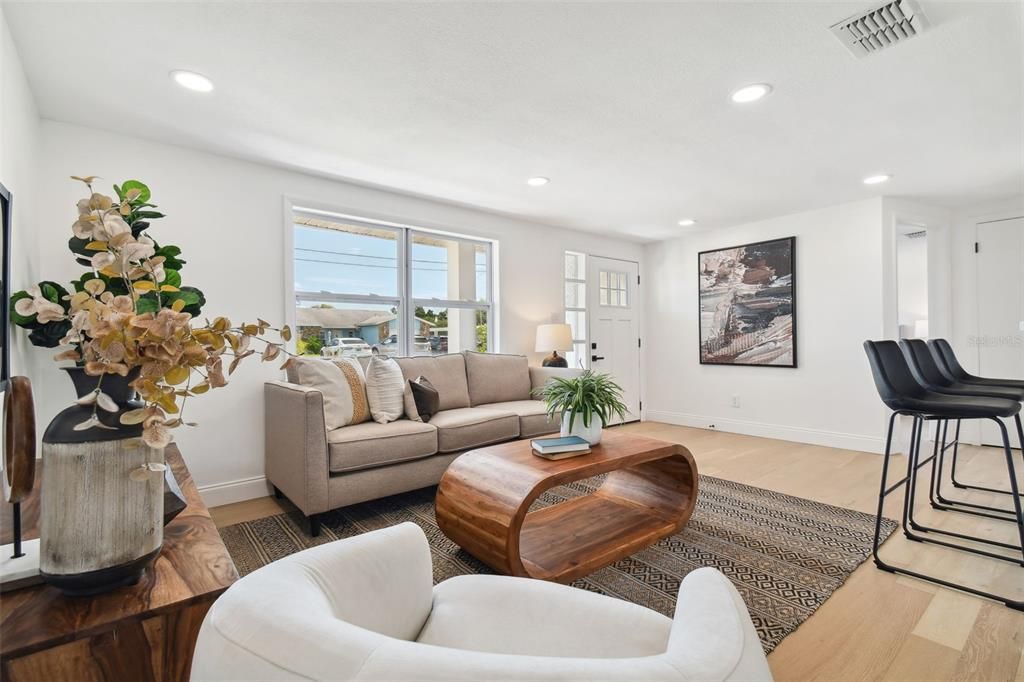 For Sale: $289,000 (2 beds, 1 baths, 1014 Square Feet)