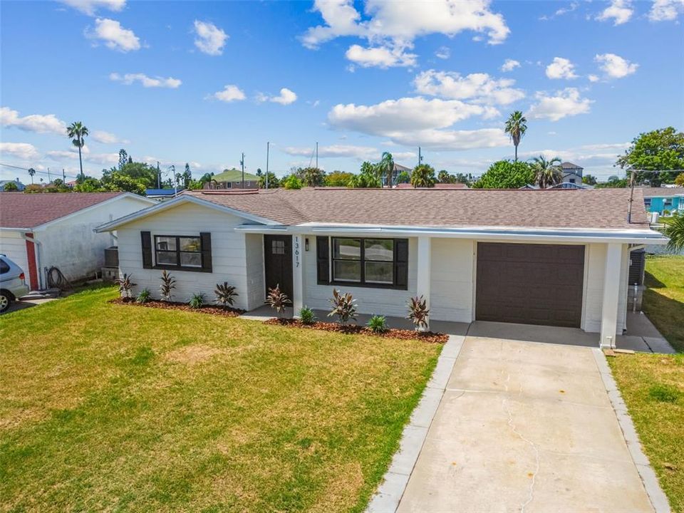 For Sale: $289,000 (2 beds, 1 baths, 1014 Square Feet)