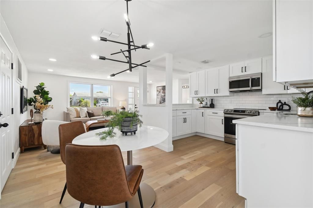 For Sale: $289,000 (2 beds, 1 baths, 1014 Square Feet)