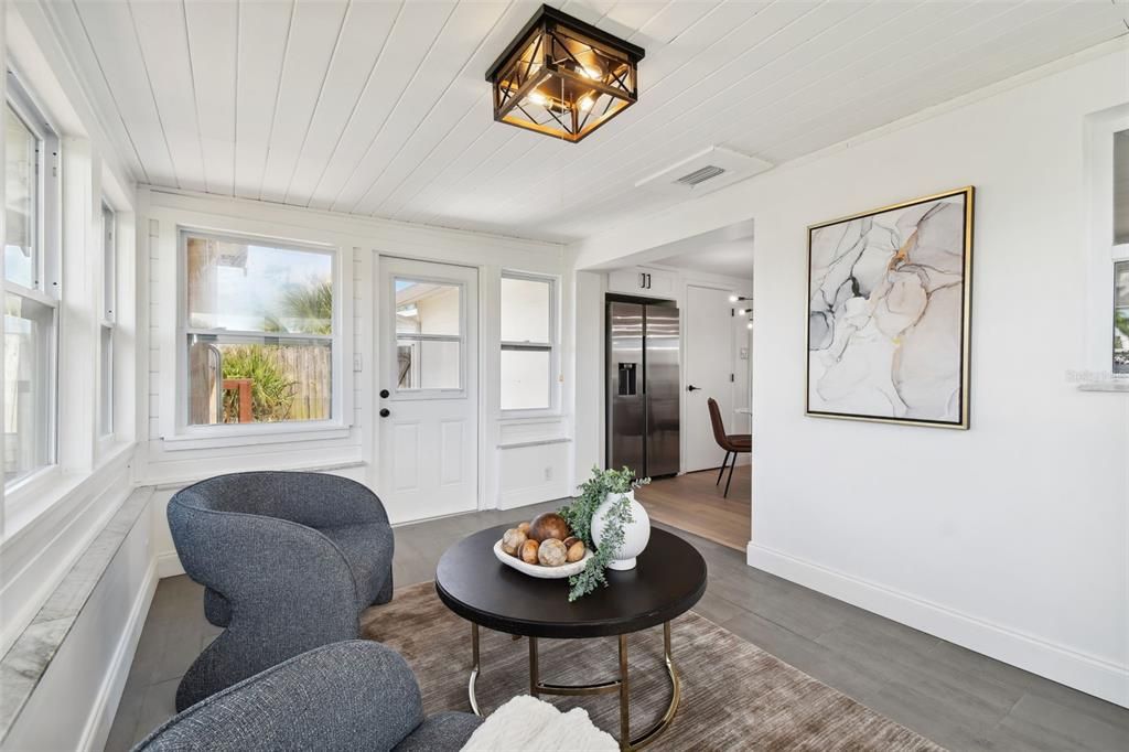 For Sale: $289,000 (2 beds, 1 baths, 1014 Square Feet)