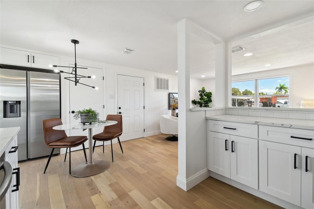 For Sale: $289,000 (2 beds, 1 baths, 1014 Square Feet)