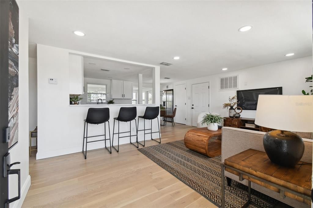 For Sale: $289,000 (2 beds, 1 baths, 1014 Square Feet)