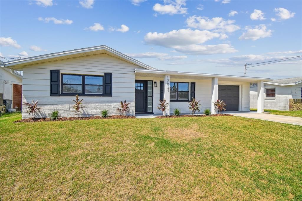 For Sale: $289,000 (2 beds, 1 baths, 1014 Square Feet)