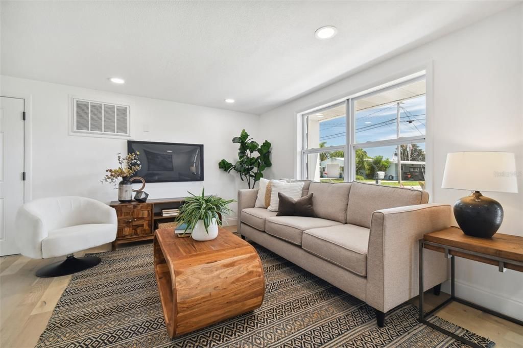 For Sale: $289,000 (2 beds, 1 baths, 1014 Square Feet)