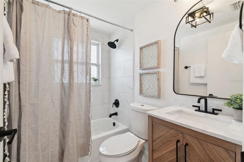 For Sale: $289,000 (2 beds, 1 baths, 1014 Square Feet)