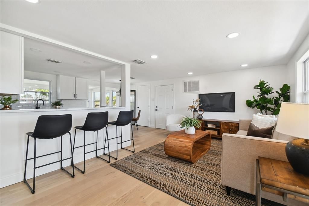 For Sale: $289,000 (2 beds, 1 baths, 1014 Square Feet)