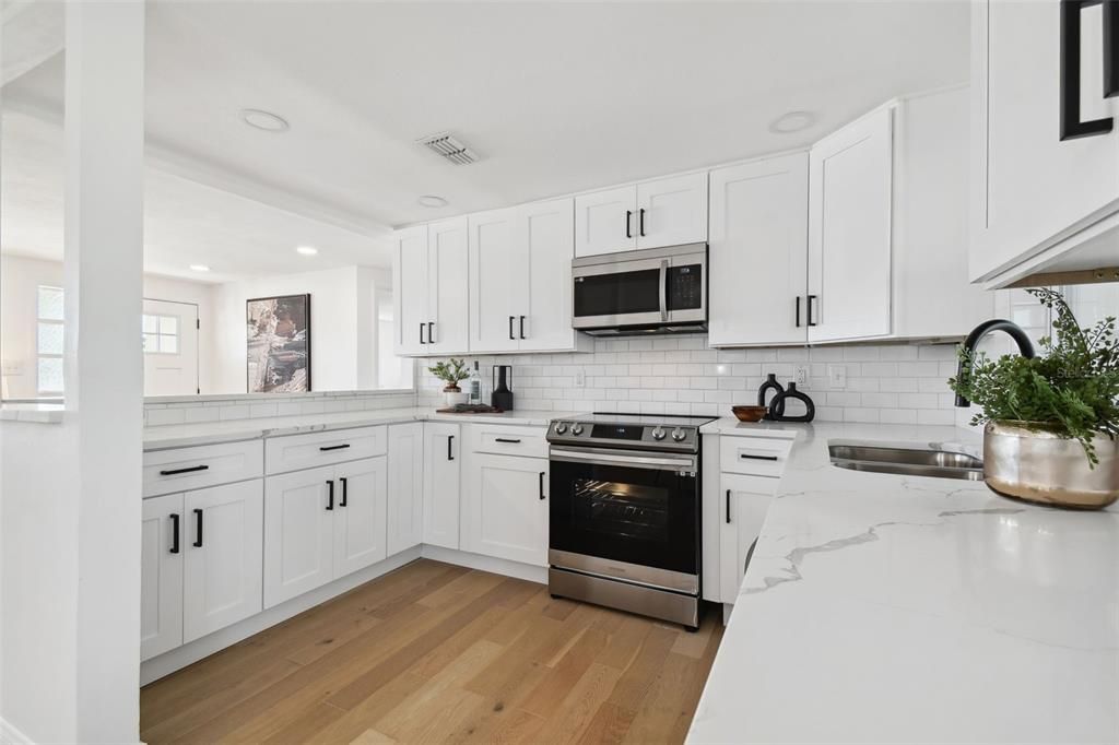 For Sale: $289,000 (2 beds, 1 baths, 1014 Square Feet)