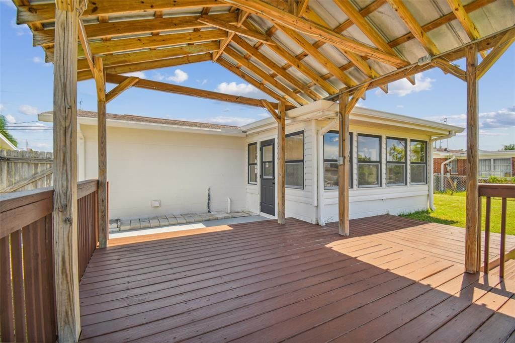 For Sale: $289,000 (2 beds, 1 baths, 1014 Square Feet)