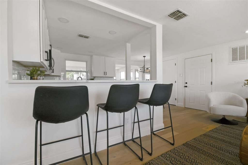 For Sale: $289,000 (2 beds, 1 baths, 1014 Square Feet)