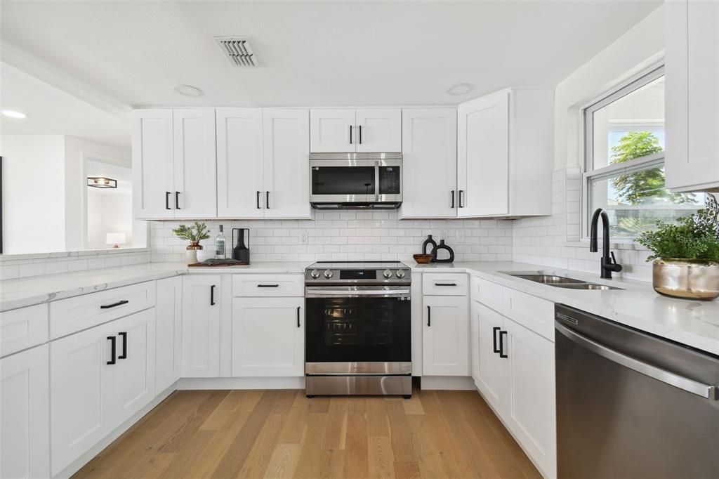 For Sale: $289,000 (2 beds, 1 baths, 1014 Square Feet)