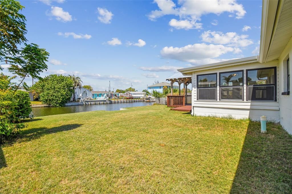 For Sale: $289,000 (2 beds, 1 baths, 1014 Square Feet)