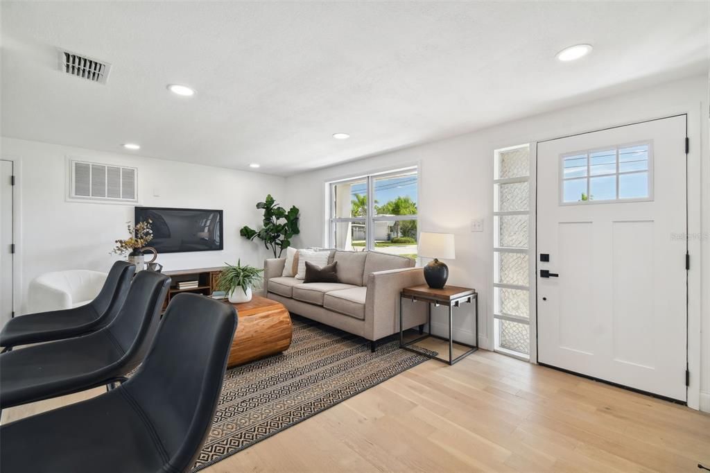 For Sale: $289,000 (2 beds, 1 baths, 1014 Square Feet)